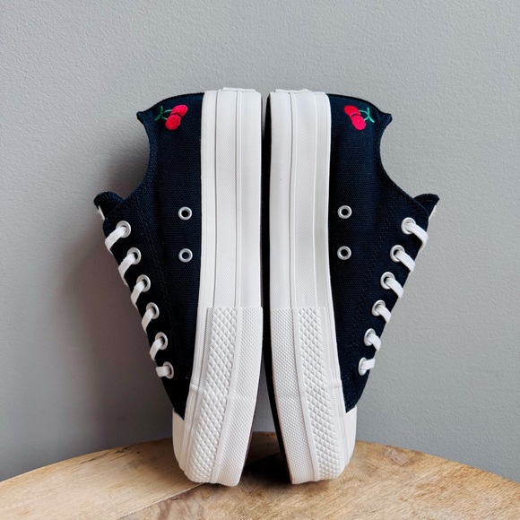Converse Wmns size 7.5 Chuck Taylor All Star Lift Platform Low 'Cherries' Black - Picture 9 of 10